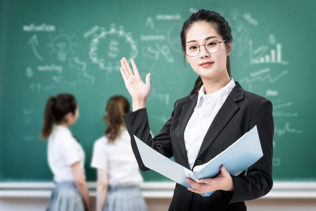 Con gái nên học ngành nghề gì dễ xin việc trong tương lai?